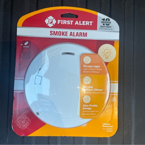 First Alert Smoke Alarm Set - Picture 4 of 6